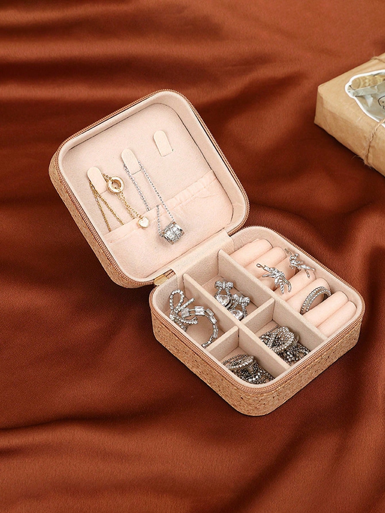 Boîte à bijoux carrée vintage  - Travel Accessories Box avis et prix